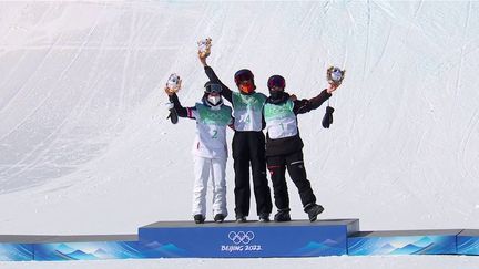 Mardi 8 février, aux Jeux de Pékin, Quentin Fillon Maillet a décroché la première médaille d'or de la France sur l'épreuve individuelle en biathlon.&nbsp;C'est aussi son premier titre de champion olympique.&nbsp;En&nbsp;ski acrobatique, Tess&nbsp;Ledeux&nbsp;s'est offert l'argent. (FRANCE 3)