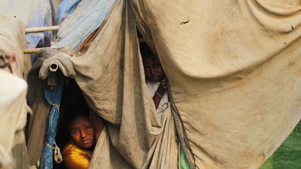 Une famille dans un logement de fortune, dans le camp de r&eacute;fugi&eacute;s, &agrave; Rohingya, en Birmanie, le 2 avril 2014.&nbsp; (SOE ZEYA TUN / REUTERS )