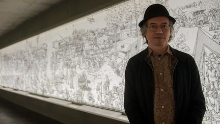 Joe Sacco devant sa fresque de la bataille de la Somme, au musée de Thiepval (Somme)
 (DENIS CHARLET / AFP)