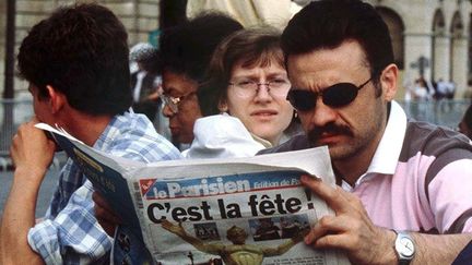 Des supporters français lors du premier jour de la Coupe du monde en France, le 10 juin 1998 dans les rues de Paris. (LUTZ BONGARTS / BONGARTS)