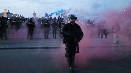 Un CRS aux Invalides, le 21 avril 2013 &agrave; Paris. (KENZO TRIBOUILLARD / AFP)