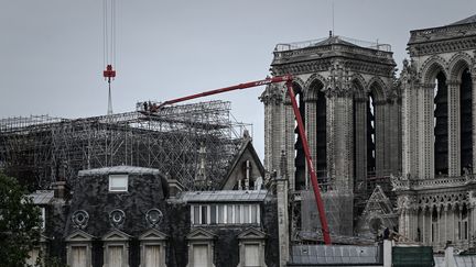 Des ouvriers pendant l'opération de démontage de l'échafaudage de la cathédrale de Notre-Dame, le 8 juin 2020 à Paris. (PHILIPPE LOPEZ / AFP)