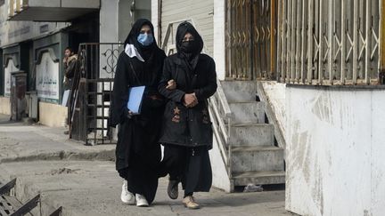 Des jeunes femmes dans les rues de Kaboul, en Afghanistan, le 7 décembre 2022. (WAKIL KOHSAR / AFP)