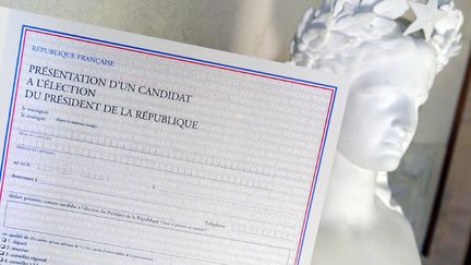 Le formulaire de parrainage pour l'&eacute;lection pr&eacute;sidentielle. (MYCHELE DANIAU / AFP)