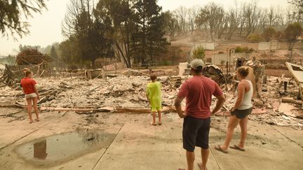 Wade Brilz observe les cendres de sa maison brûlée par l'incendie Carr à Redding en Californie, le 27 juillet 2018.&nbsp; (JOSH EDELSON / AFP)