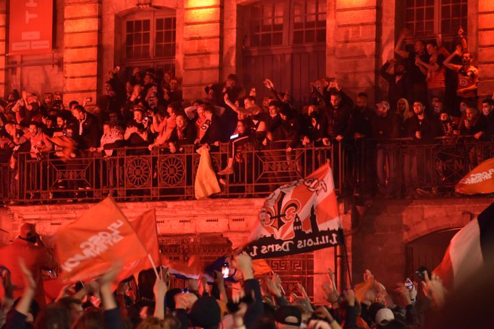 Les marches du Théâtre du Nord ont été prises d'assaut par les supporters.&nbsp; (Hortense Leblanc)