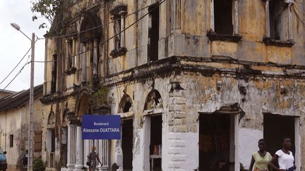 Une rue du centre de Grand Bassam avec ses immeubles en ruine. (SCHALK VAN ZUYDAM/AP/SIPA / AP)