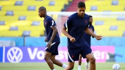 Raphaël Varane à l'entraînement avec l'équipe de France, le 14 juin (FRANCK FIFE / AFP)