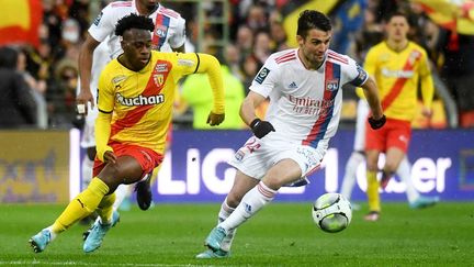 Arnaud Kalimuendo et Leo Dubois au duel lors de la rencontre entre Lens et Lyon, samedi 19 février.&nbsp; (FRANCOIS LO PRESTI / AFP)