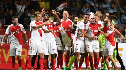 Les joueurs monégasques célèbrent leur victoire, dans le Stade Louis II à Monaco, le 17 mai 2017.&nbsp; (BORIS HORVAT / AFP)