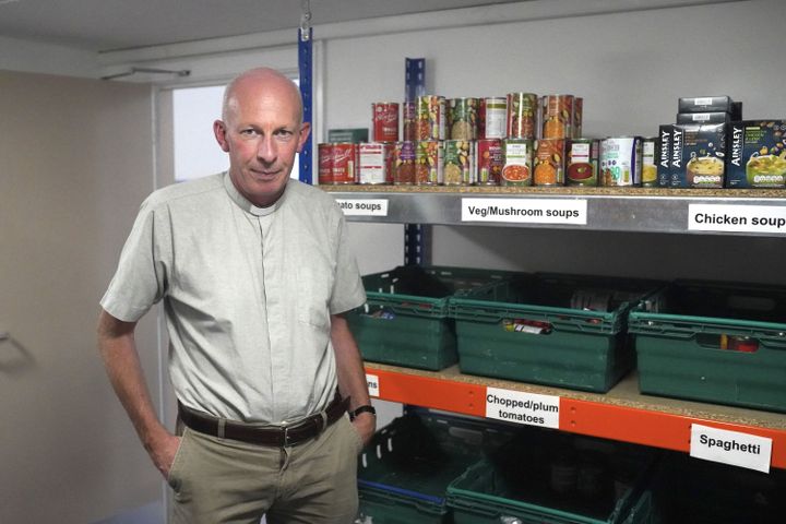 Le révérend Mike Long accueille depuis 2018 une banque alimentaire dans son église de Notting Hill, dans l'ouest de Londres (Royaume-Uni). (PIERRE-LOUIS CARON / FRANCEINFO)