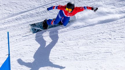 Le Français réalise une magnifique deuxième manche et réussit à passer devant le Chinois Lijia Li. Le champion du monde de Lillehammer a pris sa revanche par rapport au para snowboard cross où il n'a pas passé les quarts de finale. Le Chinois Yonggang Zhu complète le podium.