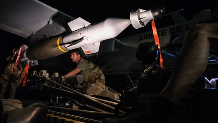 Niamey au Niger, avril 2021. Un drone Reaper armé de deux bombes GBU-12 dans la base aérienne de Niamey, l'armée française déploie des drones au Sahel pour combattre les djihadistes. Les drones français sont armés depuis 2019.&nbsp; (FRED MARIE / HANS LUCAS / AFP)