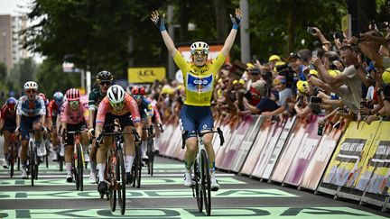 Charlotte Kool célèbre sa victoire sur la deuxième étape de la troisième édition du Tour de France femmes, le 13 août 2024 à Rotterdam (Pays-Bas). (AFP)