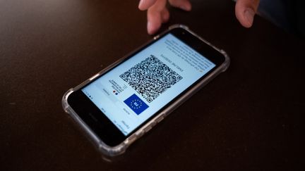 Le QR code d'un pass sanitaire affiché sur un smartphone. (Photo d'illustration) (MARTIN BERTRAND / HANS LUCAS)