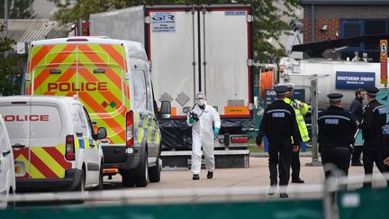 Des policiers inspectent un camion, dans lequel 39 corps ont été découverts, le 23 octobre 2019 à Grays (Royaume-Uni). (BEN STANSALL / AFP)