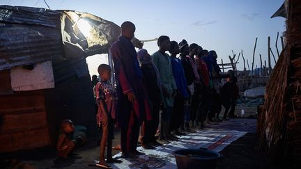 Un vieil homme en appelle à la compassion internationale&nbsp;: "Il faut que l'humanité soit unie, qu'on nous aide, que Dieu nous aide." &nbsp; &nbsp;&nbsp; (MICHELE CATTANI / AFP)