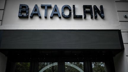 Des policiers se sont rassemblés devant la salle de concert du Bataclan, le 26 juin 2020 à Paris. (STEPHANE DE SAKUTIN / AFP)