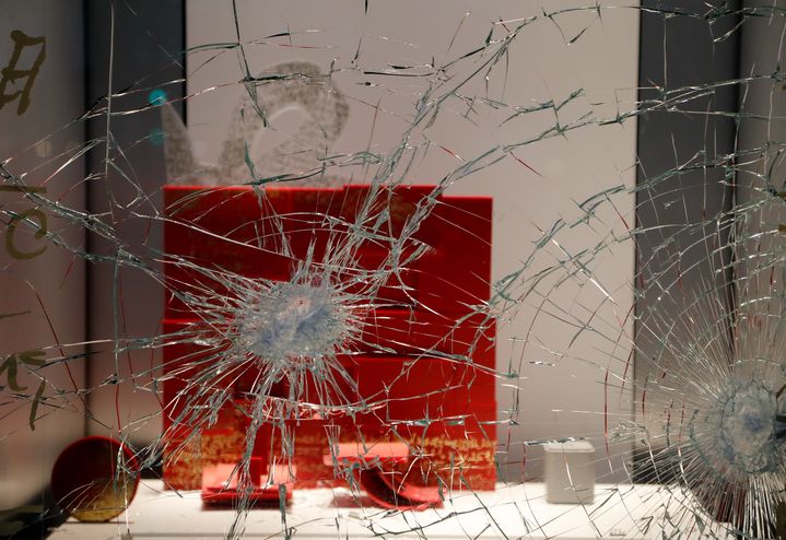 Des vitrines endommagées, le 25 novembre 2018 sur les Champs-Elysées. (FRANCOIS GUILLOT / AFP)