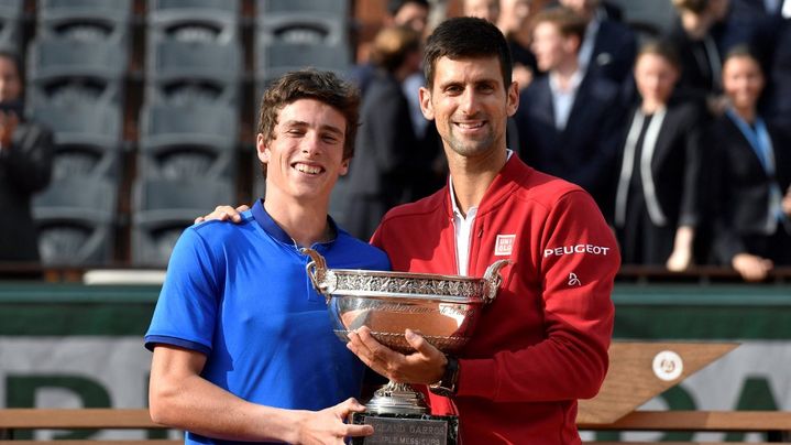 Geoffrey Blancaneaux et Novak Djokovic, vainqueurs de Roland-Garros garçons et messieurs en 2016. (PHILIPPE LOPEZ / AFP)