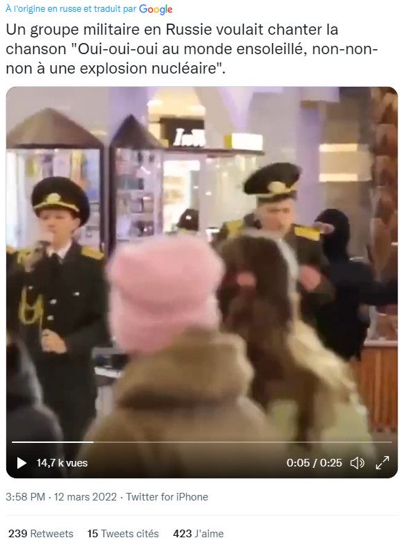 Cette publication du 12 mars 2022 affirme qu'une chorale russe a été interrompue par la police parce qu'elle chantait pour la paix. En réalité, la vidéo date de 2015. (CAPTURE D'ECRAN TWITTER)