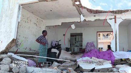 Louisa dans les ruines de sa maison de Sandy Ground, à Saint-Martin, après le passage d'Irma ("Envoyé spécial") (FRANCE 2 / FRANCETV INFO)