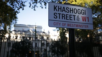 La plaque "Khashoggi Street" apposée par des militants d'Amnesty International, dans une rue de Londres (Royaume-Uni), le 2 novembre 2018. (DANIEL LEAL-OLIVAS / AFP)