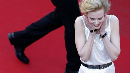 L'actrice et membre du jury, Nicole Kidman, prot&egrave;ge ses oreilles lors de la mont&eacute;e des marches &agrave; Cannes (Alpes-Maritimes) avant la projection du film "La V&eacute;nus &agrave; la fourrure", le 25 mai 2013. (JEAN-PAUL PELISSIER / REUTERS)