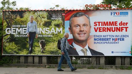 &nbsp; (Le candidat du FPÖ Norbert Hofer (ici à droire) fait figure de favori au second tour de l'élection présidentielle de ce dimanche, face à l'écologiste Alexandre Van der Bellen (à gauche) © REUTERS/Heinz-Peter Bader)