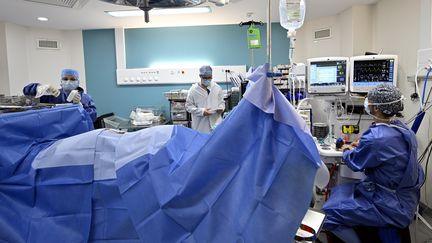 Un anesthésiste avec son matériel d'anesthésie, de réanimation et respiratoire dans un bloc opératoire. Un moment parfois craint par les patients. (ALEXANDRE MARCHI / MAXPPP)