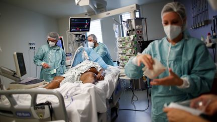 Des soignants travaillent dans une unité de soins intensifs qui accueille des patients Covid, le 30 octobre 2020, à l'hôpital de Melun-Sénart (Seine-et-Marne). (BENOIT TESSIER / REUTERS)