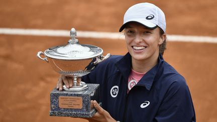 Iga Swiatek&nbsp;a remporté son troisième titre après son succès au WTA 1000 de Rome dimanche 16 avril. (FILIPPO MONTEFORTE / AFP)