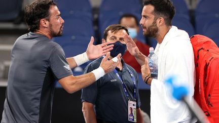 Fabio Fognini et Salvatore Caruso se disputent après la victoire de Fognini au 2e tour de l'Open d'Australie  (DAVID GRAY / AFP)