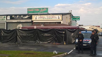 Des policiers devant la&nbsp;pizzeria de Sept-Sorts (Seine-et-Marne), sur laquelle un homme a foncé avec une voiture lundi 14 août, tuant&nbsp;une personne et en blessant 12 autres.&nbsp; (SARAH BRETHES / AFP)