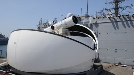 La nouvelle arme laser utilis&eacute;e par la marine am&eacute;ricaine, photographi&eacute;e le 30 juillet 2012 dans le port de San Diego, en Californie (Etats-Unis). (JOHN F. WILLIAMS / NAVY MEDIA CONTENT SERVICE)