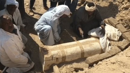 L'un des deux sarcophages découverts par la mission archéologique française menée par Frédéric Colin dans la vallée d'Al Asasif, près de Louxor.
 (culturebox - capture d&#039;écran)