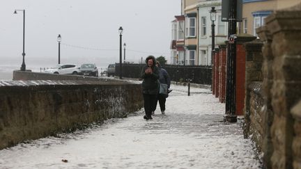 L'écume jonche les trottoirs sur la côte de Hartlepool, dans le comté de Durham, dans le nord-est de l'Angleterre, en pleine tempête Babet, le 20 octobre 2023. (MI NEWS / NURPHOTO / AFP)