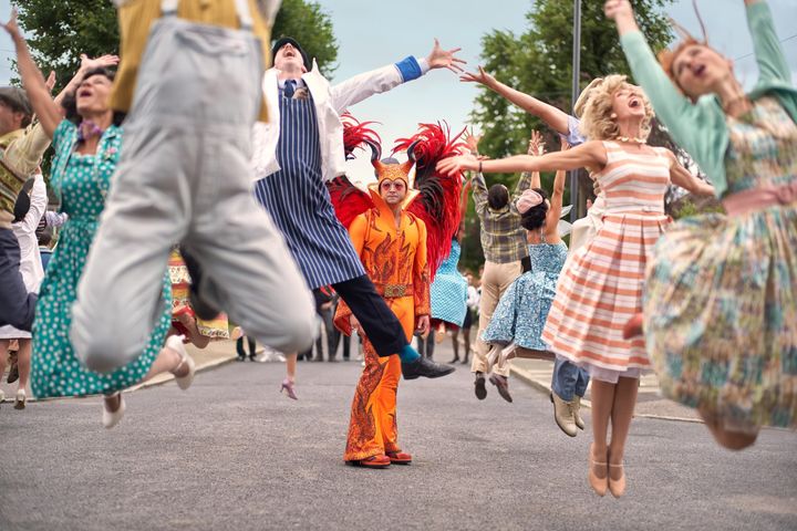 Le film Rocketman emprunte régulièrement à la comédie musicale pour montrer l'impression d'irréalité resentie par Elton John. (GAVIN BOND / PARAMOUNT PICTURES)