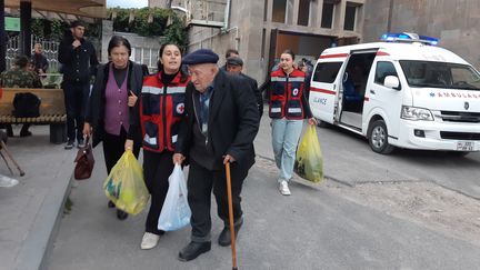 Svletana et son mari, réfugiés venut du Haut-Karakh, accueillis par la Croix Rouge à Goris, en Arménie. (MARIE-PIERRE VEROT / FRANCEINFO / RADIOFRANCE)