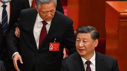 L'ancien président Hu Jintao fermement conduit vers la sortie du Congrès du Parti communiste chinois, le 22 octobre 2022 à Pékin. Il s'adresse à l'actuel président Xi Jinping. (NOEL CELIS / AFP)