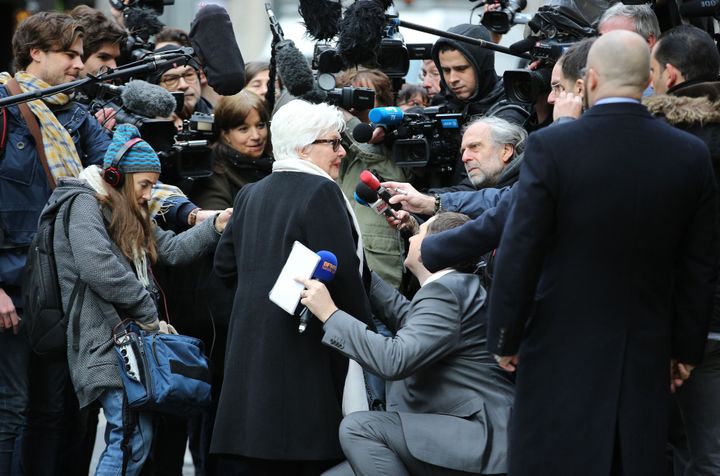 Line Renaud devant l'église Saint-Roch où se déroualient les obsèques de Michel Galabru.
 (LORENVU/SIPA)