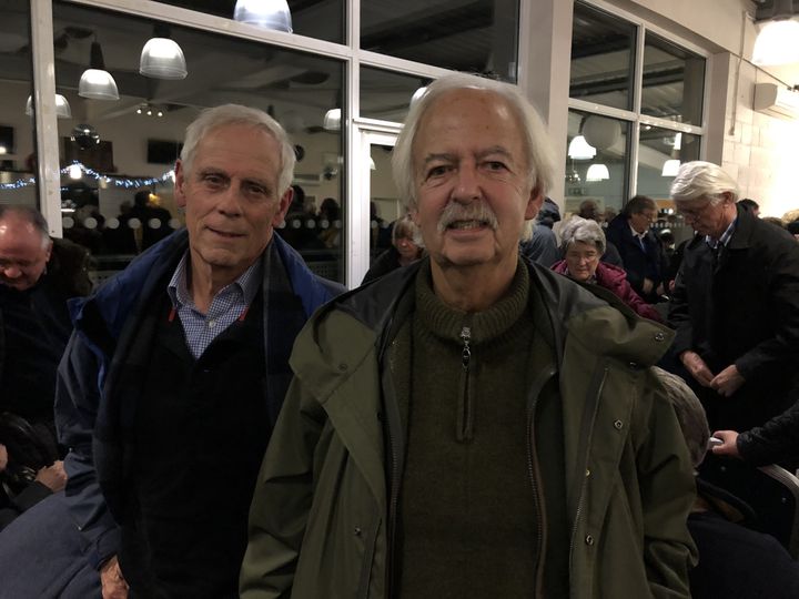 Richard Hillsdon et Richard Flatau, respectivement travailliste et conservateur, à l'issue d'un meeting avec la candidate libérale-démocrate Monica Harding, le 10 décembre 2019 à Cobham (Royaume-Uni). (VALENTINE PASQUESOONE / FRANCEINFO)