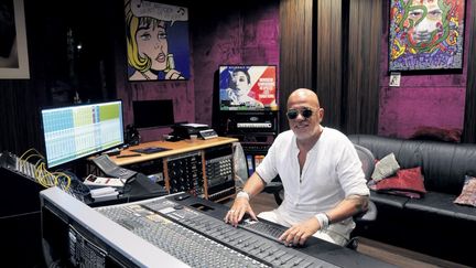 Le chanteur et musicien français Pascal Obispo photographié dans son studio d'enregistrement à Balard, à l'occasion de la sortie de son album "Le Beau qui pleut", à Paris, le 29 août 2023. (MARC CHARUEL / AFP)