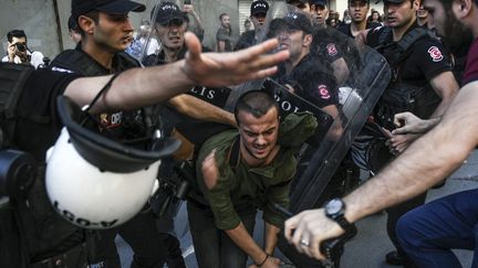 La police turque a violemment empêché des manifestants de tenir la parade annuelle de la Gay Pride sur la place Taksim au centre d'Istanbul (Turquie), dimanche 25 juin 2017.  (BULENT KILIC / AFP)