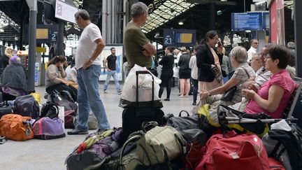 Des passagers patientent le 14 juin 2014 &agrave; la gare Saint-Lazare &agrave; Paris. (MIGUEL MEDINA / AFP)