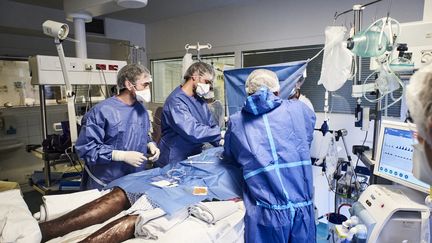 Des soignants prennent en charge un patient atteint du Covid-19 dans le service de réanimation de l'Institut Mutualiste Montsouris à Paris, le 6 mai 2021. (ANTONIN BURAT / HANS LUCAS / AFP)