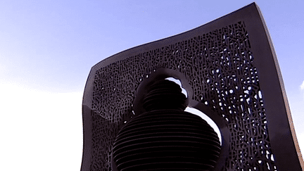 Sculpture monumentale de Thierry Courtadon sur l'esplanade du Conseil Général du Puy-de-Dôme
 (France3 / Culturebox)