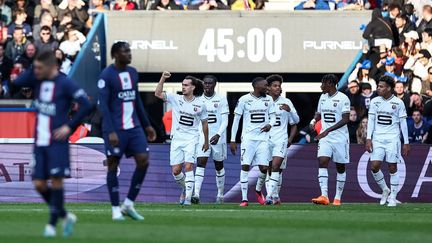 Les Rennais célèbrent l'ouverture du score de Karl Toko Ekambi sur la pelouse du PSG, le 19 mars 2023. (ANNE-CHRISTINE POUJOULAT / AFP)