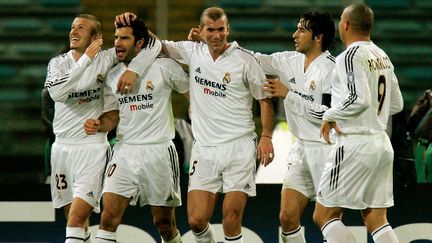 De gauche &agrave; droite : David Beckham, Luis Figo, Zinedine Zidane, Raul et Ronaldo, le 8 d&eacute;cembre 2004 &agrave; Rome (Italie). (DYLAN MARTINEZ / REUTERS)