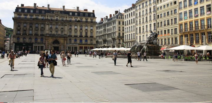 La place des Terreaux à Lyon abritant l'oeuvre de Daniel Buren.
 (XAVIER VILA/SIPA)